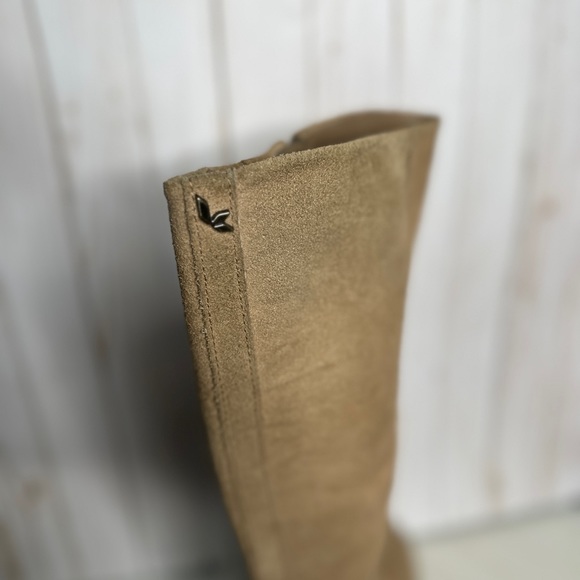 UGG Fashionable Fall Boots - Picture 6 of 12